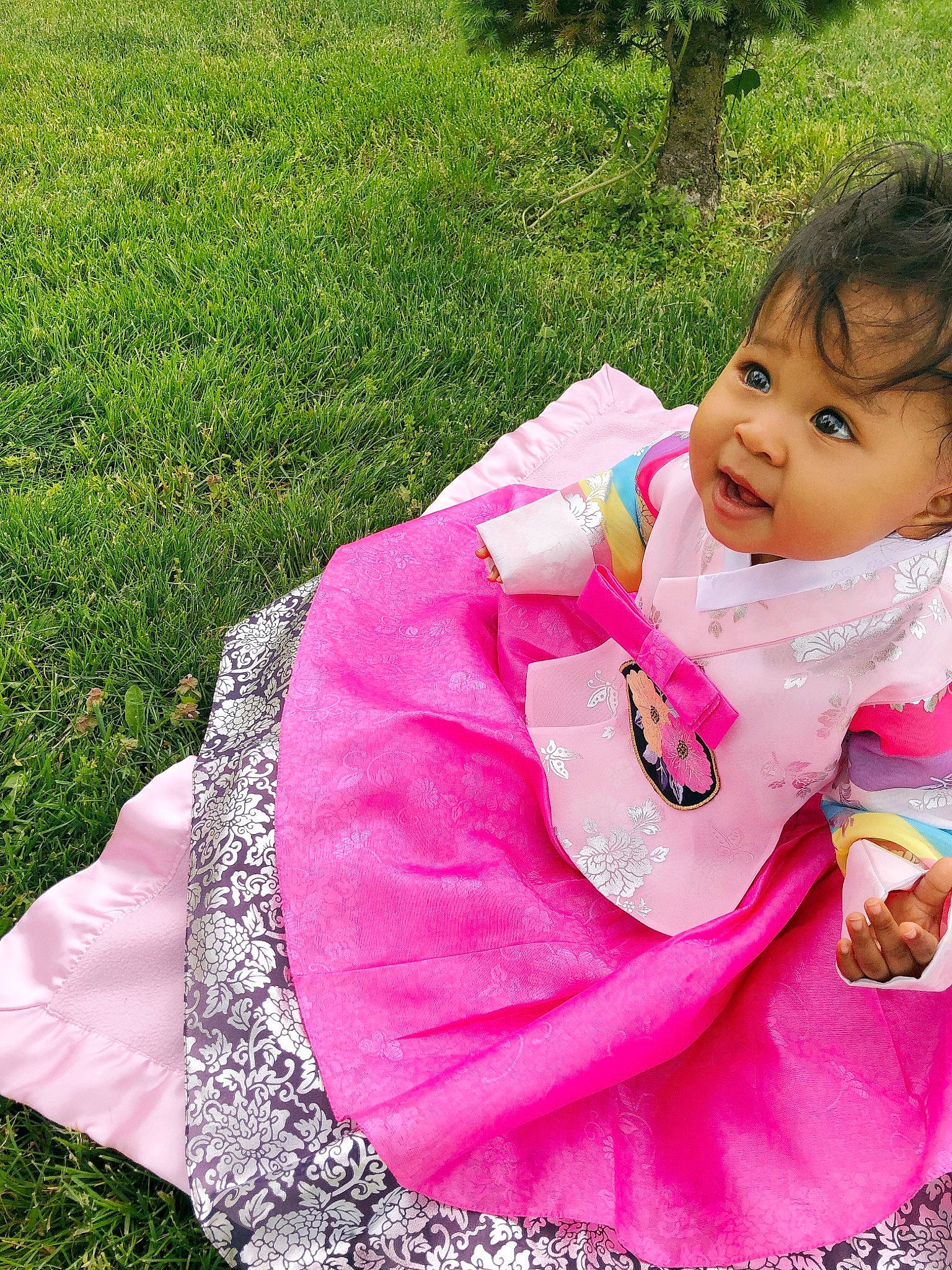 Kaiya is registered to the contest to win money with this photo: baby, baby_toddler_clothing, child, cool, fashion_accessory, fun, grass, happy, leisure, magenta, pattern, people_in_nature, person, pink, plant, recreation, sitting, sleeve, smile, toddler