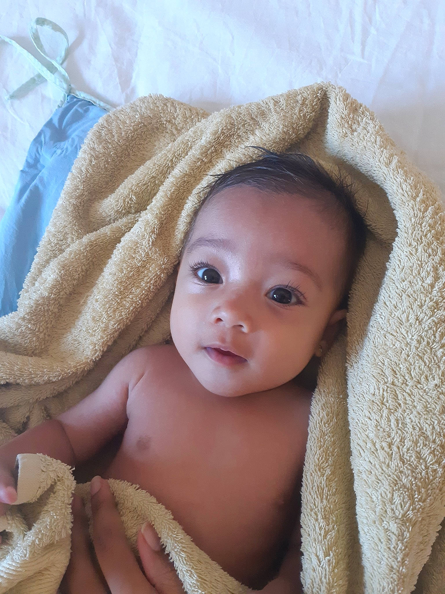 Malïà participe au concours pour gagner de l'argent avec cette photo : baby, baby_toddler_clothing, beige, cheek, child, comfort, linens, no_expression, person, skin, textile, towel