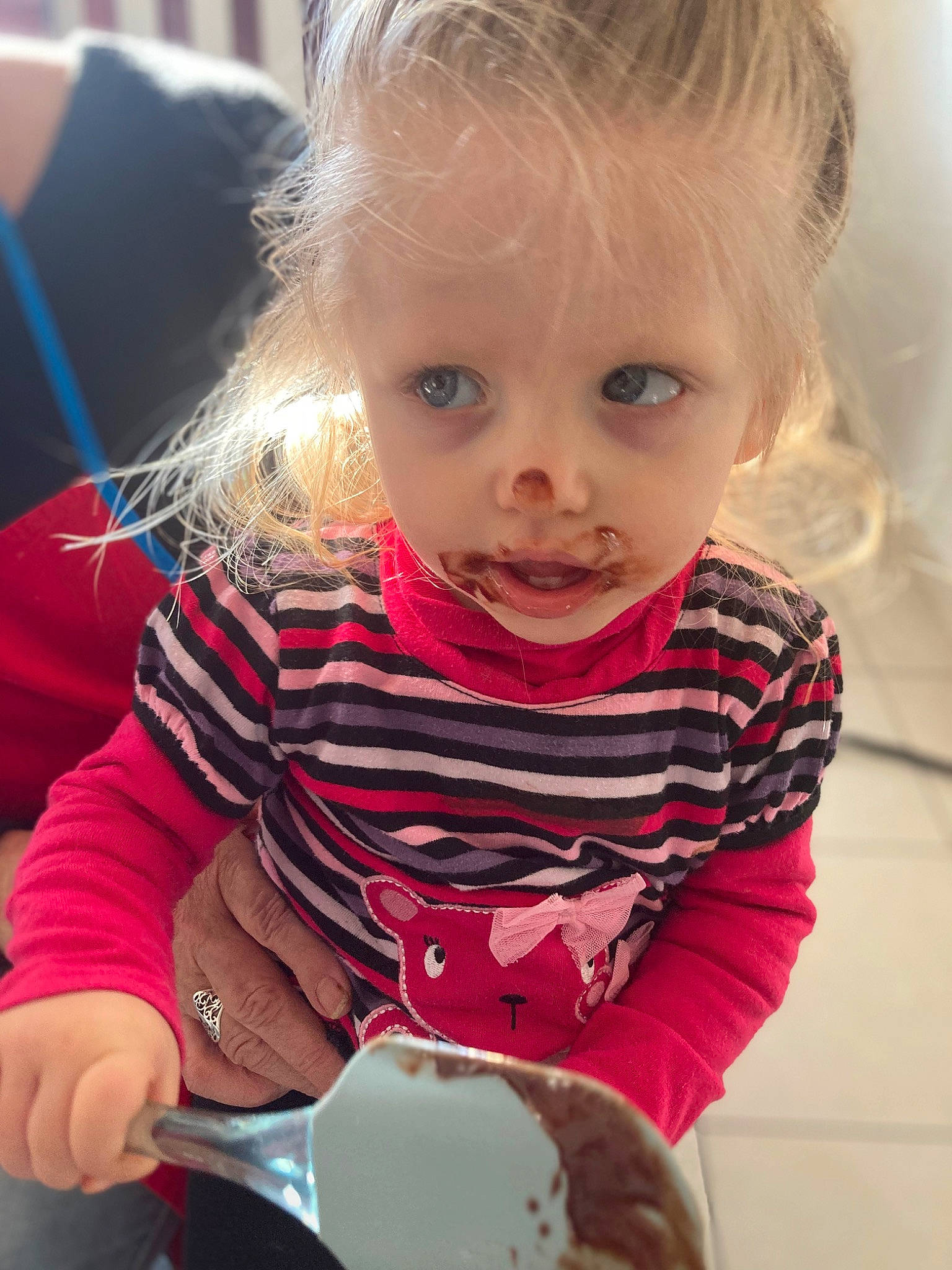 Joyce a rejoint le concours — aidez-le/la à gagner de superbes lots ! baby_toddler_clothing, blond, cheek, child, eyelash, facial_expression, finger, flooring, fun, hair, hand, happy, head, human, lip, nose, person, sitting, skin, sleeve