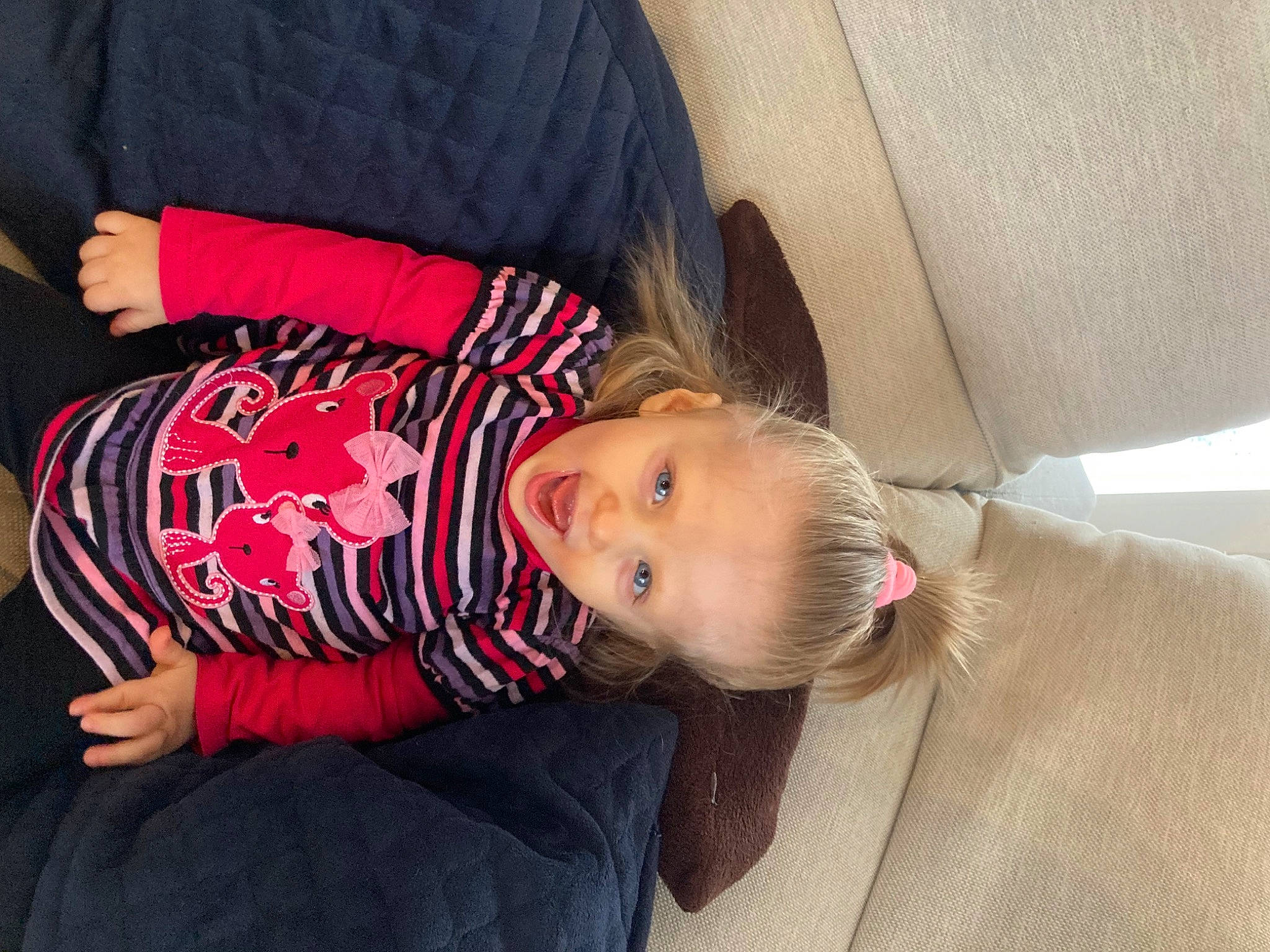 Joyce a rejoint le concours — aidez-le/la à gagner de superbes lots ! baby, baby_products, baby_toddler_clothing, carmine, cheek, child, comfort, couch, fun, happy, hat, lap, pattern, person, sitting, skin, sleeve, suit, toddler, tree