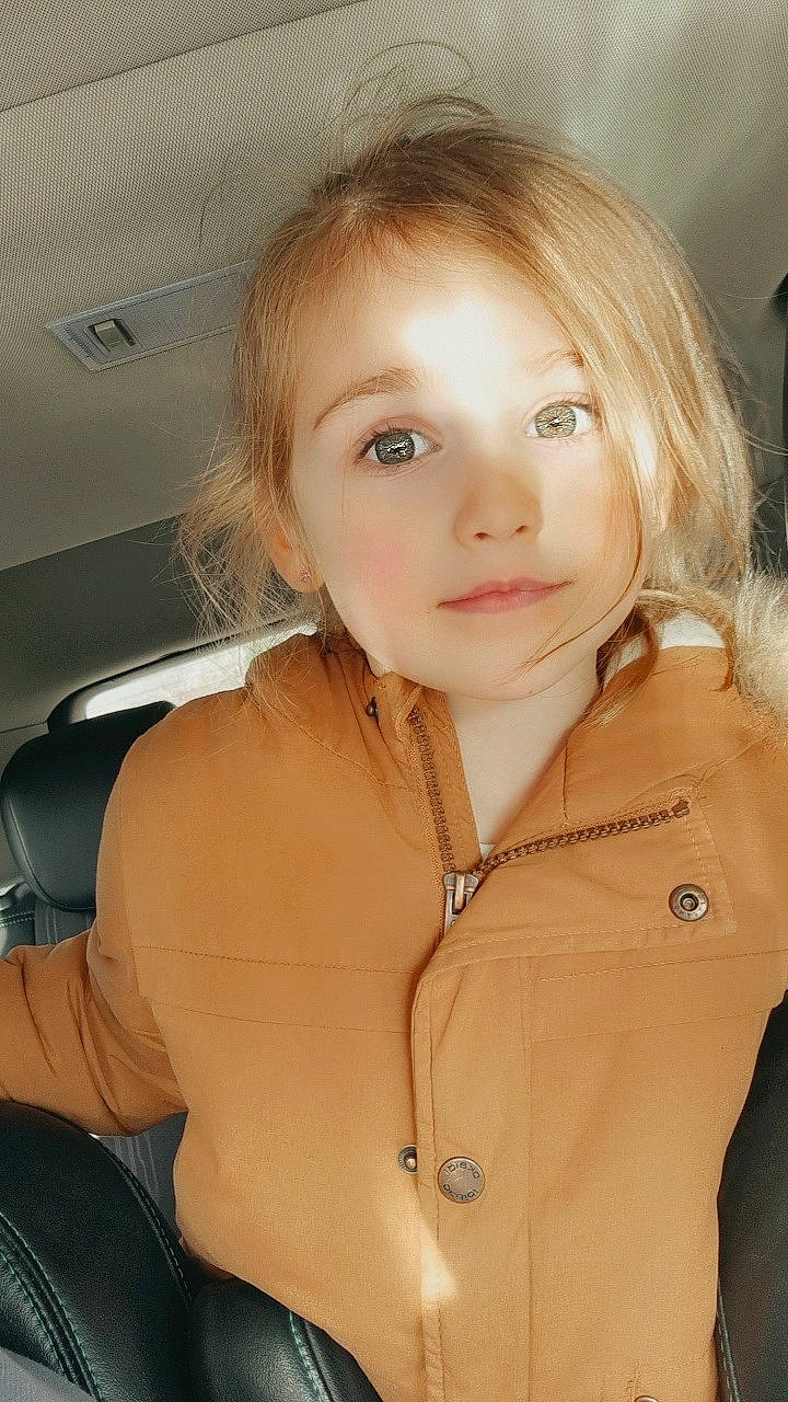 Marie Lou a rejoint le concours — aidez-le/la à gagner de superbes lots ! blond, brown_hair, cheek, child, chin, collar, eye, eyebrow, facial_expression, flash_photography, fun, hair, hairstyle, iris, lip, long_hair, neck, nose, person, skin