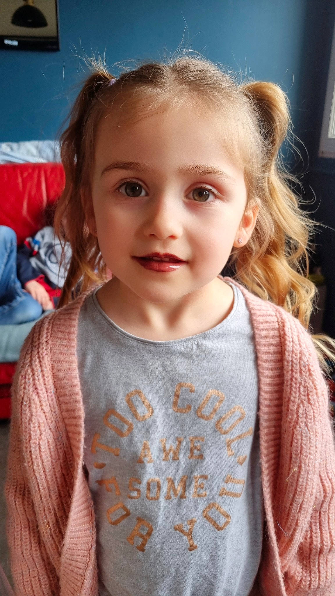 Marie Lou participe au concours pour gagner de l'argent avec cette photo : arm, cheek, chin, eye, eyebrow, eyelash, face, facial_expression, forehead, hair, hairstyle, head, human, human_body, joy, lip, neck, nose, person, shoulder