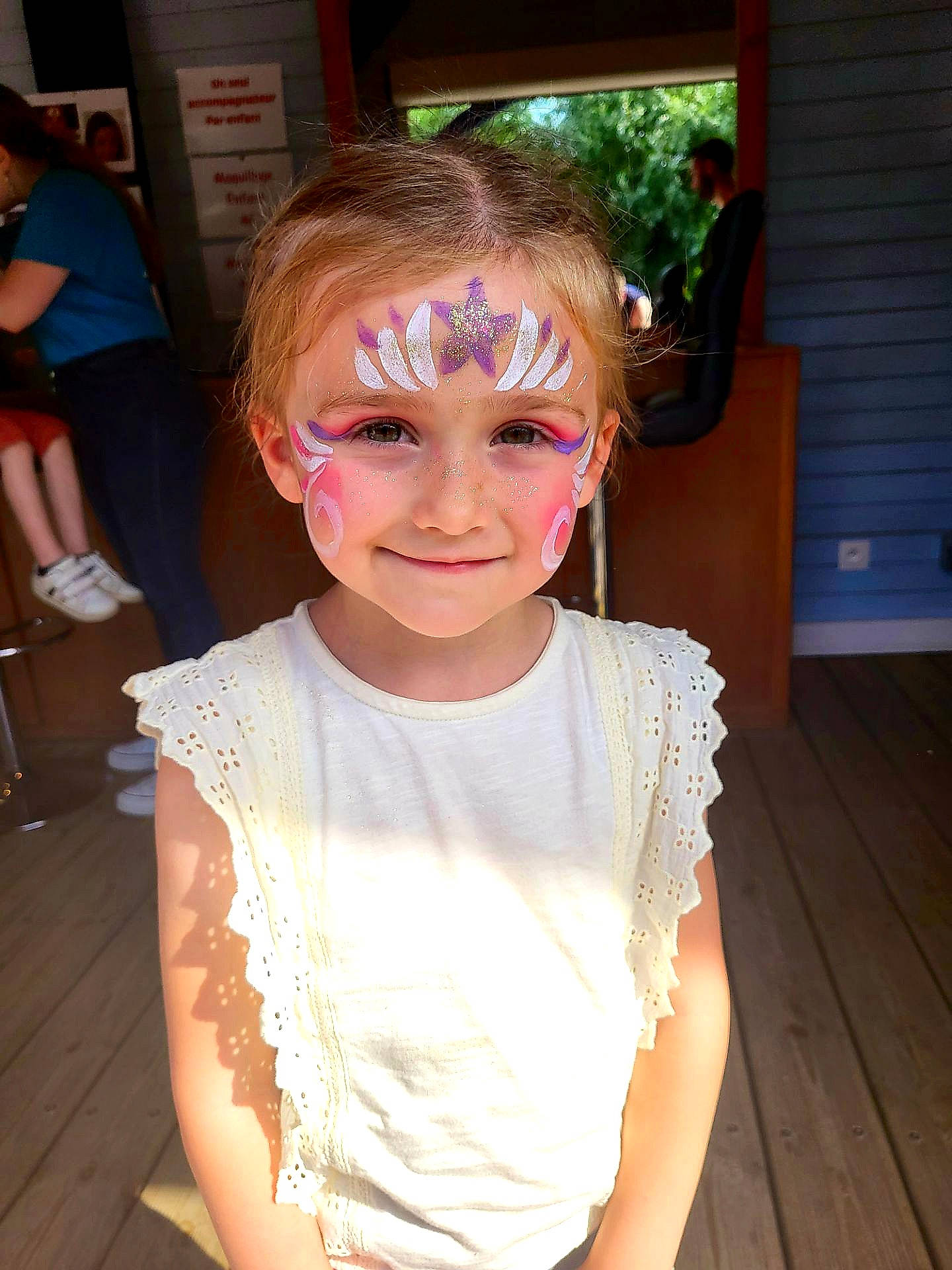 Marie Lou a rejoint le concours — aidez-le/la à gagner de superbes lots ! blond, bridal_accessory, child, chin, event, eyelash, eyewear, fashion_design, fun, hair, hair_accessory, happy, head, headband, headpiece, jewellery, joy, makeover, necklace, person