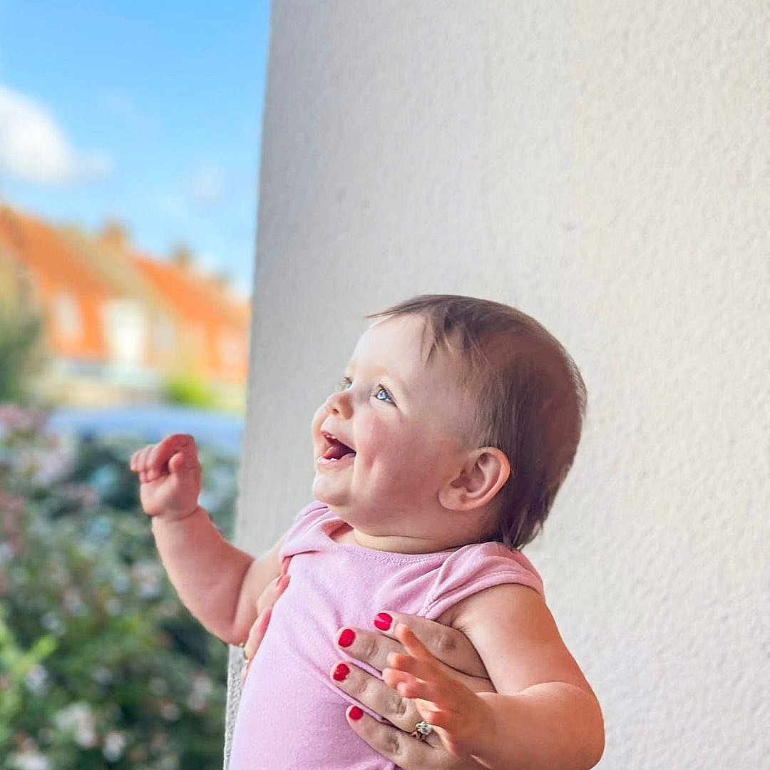 Leïna a rejoint le concours — aidez-le/la à gagner de superbes lots ! accessories, applause, arm, baby, babylaughing, bodypart, bracelet, face, finger, hand, happy, head, jewelry, laughing, person, photography, plant, portrait, pottedplant, smile