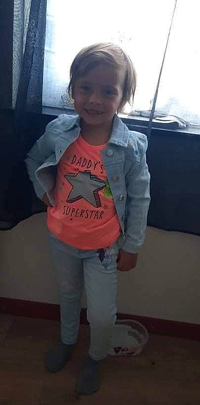 Tatiana a rejoint le concours — aidez-le/la à gagner de superbes lots ! baby, baby_toddler_clothing, child, cool, denim, electric_blue, face, flooring, fun, happy, joy, leg, person, room, sitting, skin, sleeve, smile, sportswear, t_shirt