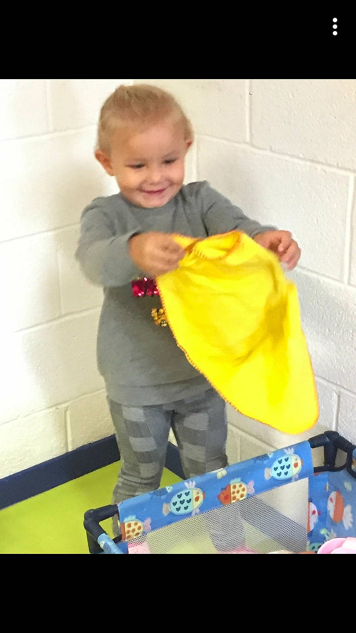 Thalya participe au concours pour gagner de l'argent avec cette photo : child, joy, person, play, toddler, yellow