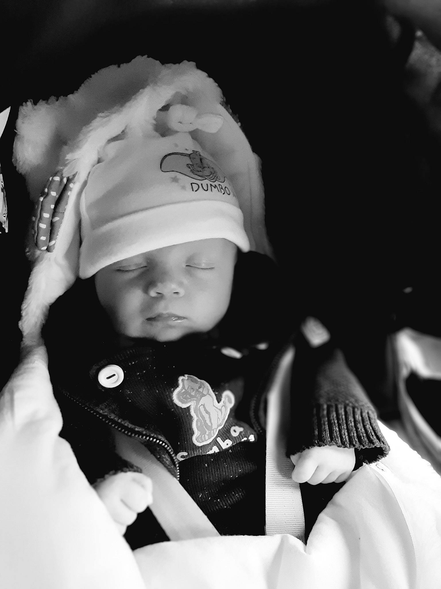 Kelyan a rejoint le concours — aidez-le/la à gagner de superbes lots ! baby, baby_products, baby_toddler_clothing, black_and_white, cap, cheek, child, flash_photography, fun, gesture, happy, headgear, headwear, monochrome, monochrome_photography, person, portrait_photography, sitting, sleeve, style