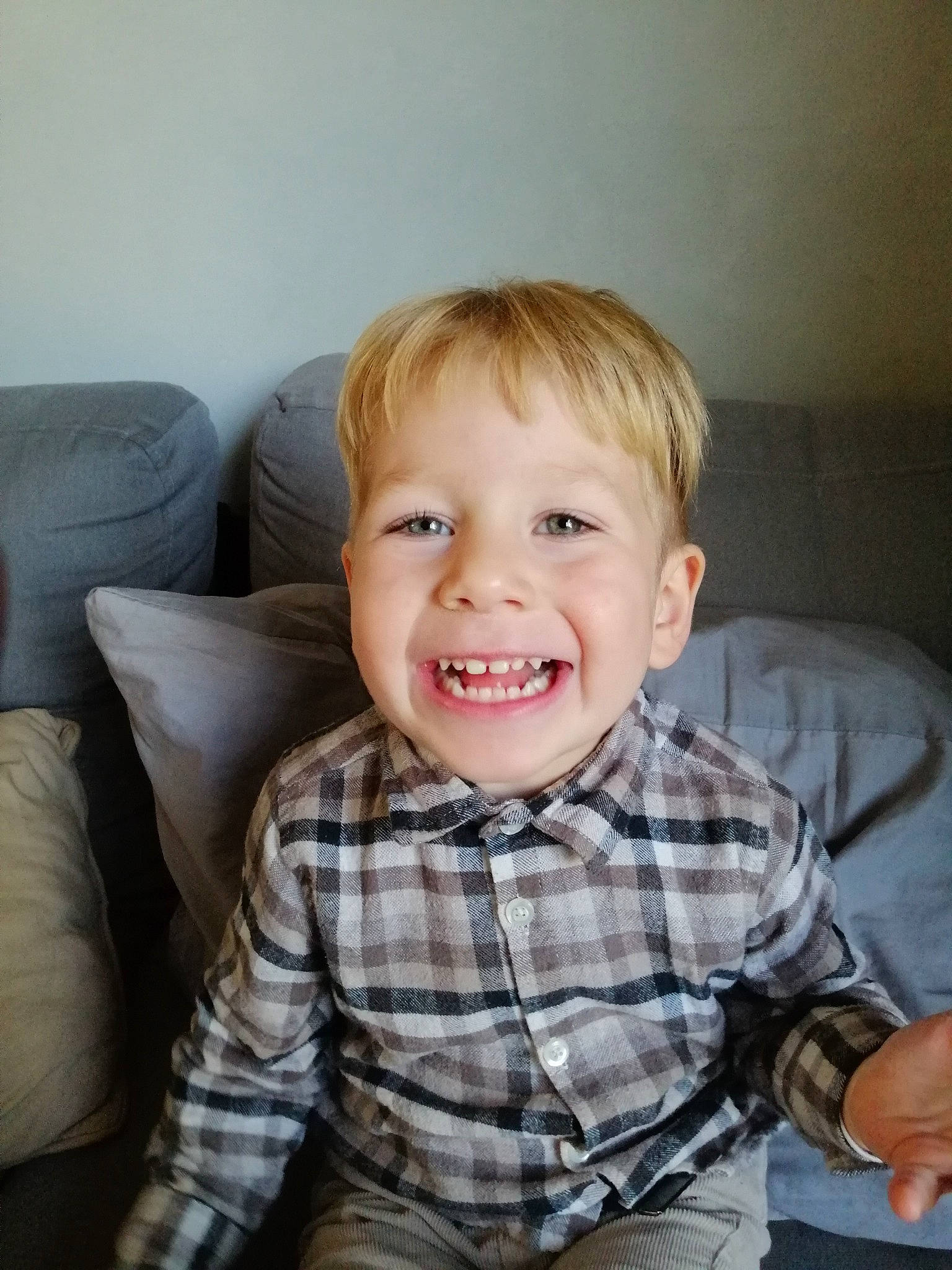 Eliot participe au concours pour gagner de l'argent avec cette photo : arm, cheek, child, comfort, dress_shirt, eyelash, hairstyle, happy, iris, joy, mouth, nose, pattern, person, plaid, skin, sleeve, smile, t_shirt, tartan