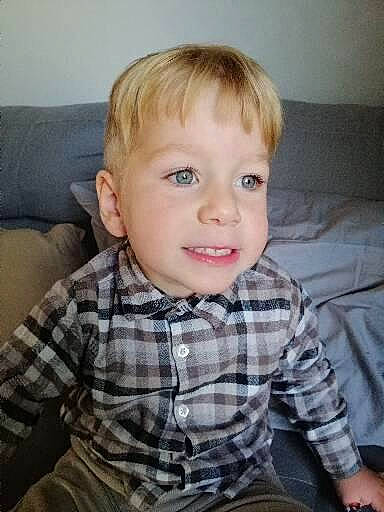 Eliot a rejoint le concours — aidez-le/la à gagner de superbes lots ! cheek, chin, comfort, dress_shirt, eye, eyebrow, eyelash, flash_photography, forehead, hairstyle, iris, lip, nose, pattern, person, plaid, skin, sleeve, smile, tartan