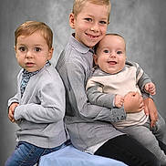 Ezio participe au concours pour gagner de l'argent avec cette photo : child, baby, toddler, portrait, studio, smile, happy, family, siblings, gray_clothing, striped_shirt, jeans, sitting, holding, cute, indoor, background, people, person, photography