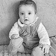 Gabriella participe au concours pour gagner de l'argent avec cette photo : baby, infant, child, portrait, black_and_white, clothing, booties, blanket, texture, sitting, curious, cute, face, eyes, hair, hand, soft, cozy, indoors, person