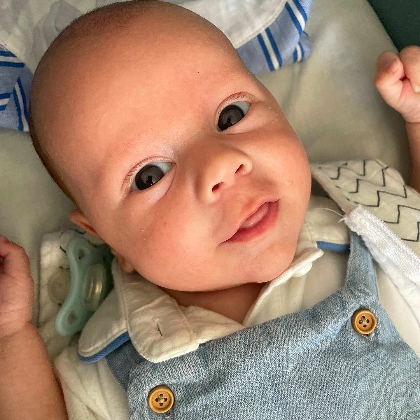 Valentin participe au concours pour gagner de l'argent avec cette photo : baby, bed, bodypart, clothing, cushion, face, finger, furniture, hand, happy, hat, head, homedecor, jeans, newborn, pants, person, photography, portrait, smile