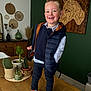 Gabin a rejoint le concours — aidez-le/la à gagner de superbes lots ! boy, child, clothing, face, footwear, hardwood, head, indoors, interiordesign, male, pants, person, photography, plant, plywood, portrait, pottedplant, pottery, shoe, wood