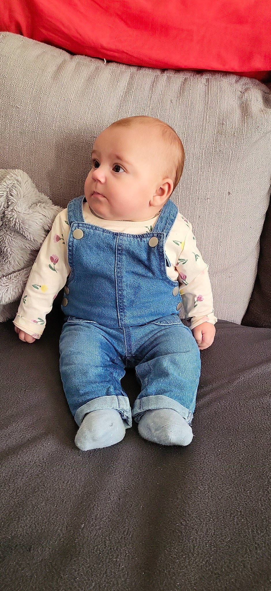 Elyssa a rejoint le concours — aidez-le/la à gagner de superbes lots ! arm, baby, baby_toddler_clothing, cheek, collar, comfort, eye, face, finger, grey, hand, human_body, iris, leg, lip, nose, outerwear, person, skin, sleeve