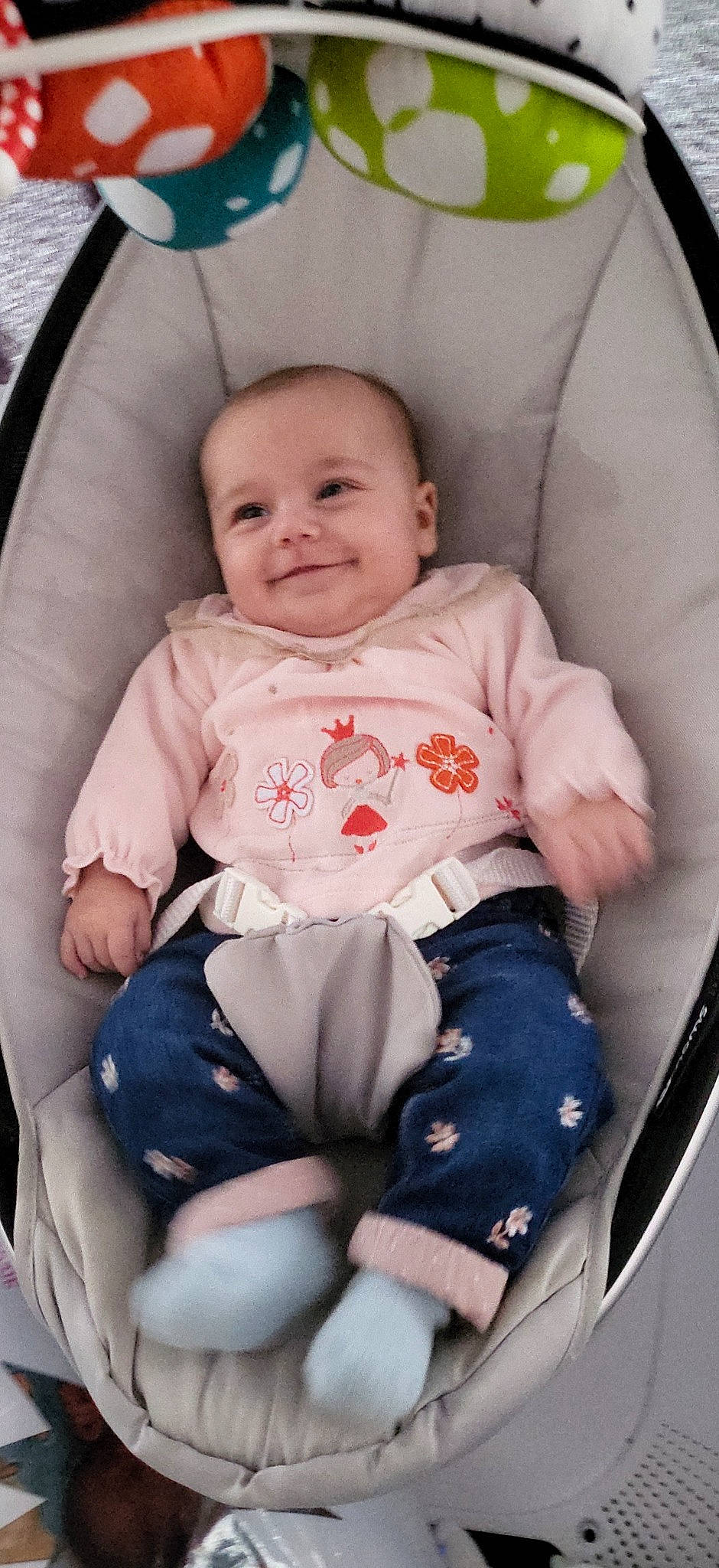 Elyssa participe au concours pour gagner de l'argent avec cette photo : auto_part, baby, baby_products, baby_toddler_clothing, chair, cheek, child, clothing, comfort, fun, happy, joy, knee, lap, person, product, sitting, skin, sleeve, smile