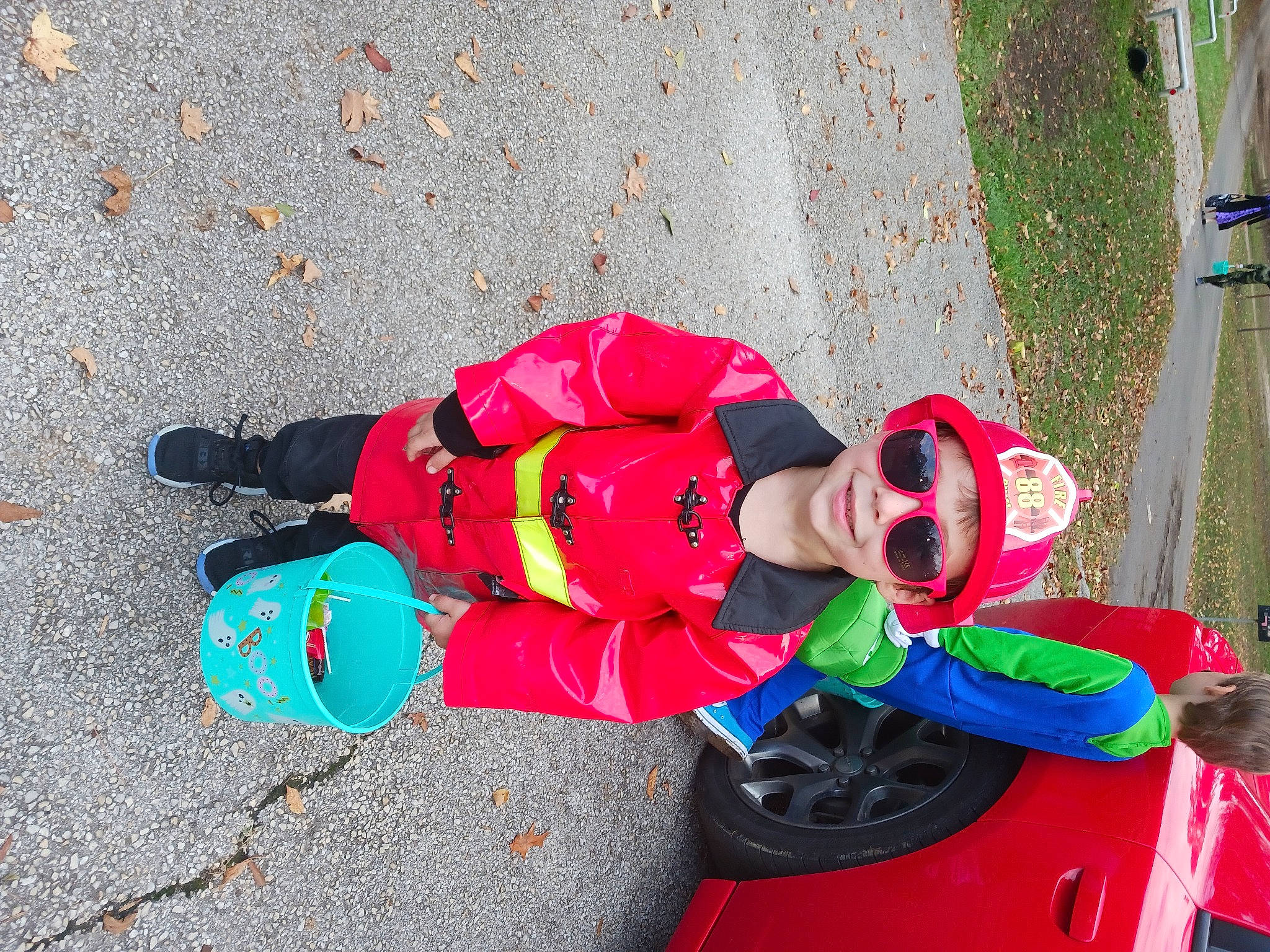 Gabriel is registered to the contest to win money with this photo: asphalt, carmine, child, concrete, fictional_character, fun, glove, goggles, happy, headwear, helmet, joy, leisure, person, personal_protective_equipment, play, recreation, smile, toddler, winter