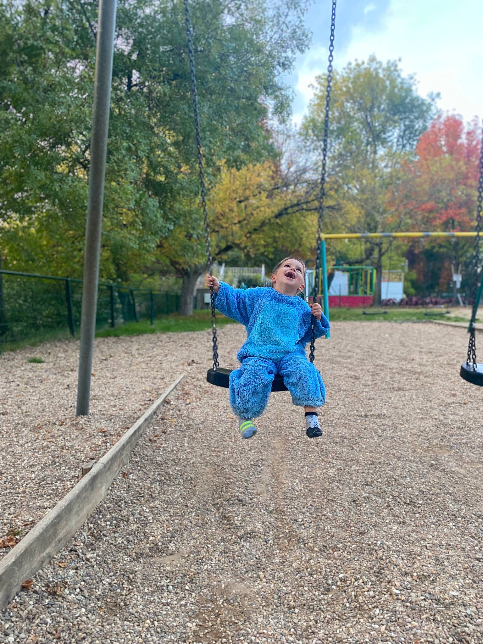 Maylone a rejoint le concours — aidez-le/la à gagner de superbes lots ! child, city, cloud, electric_blue, fun, grass, landscape, leisure, outdoor_play_equipment, people_in_nature, person, plant, play, playground, recreation, sky, sleeve, soil, swing, toddler