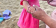 Matahina a rejoint le concours — aidez-le/la à gagner de superbes lots ! adult_hand, beach, boat, child, happy, nature, ocean, outdoor, person, pink_dress, play, sand, shore, summer, sunlight, support, toddler, toy, vacation, water