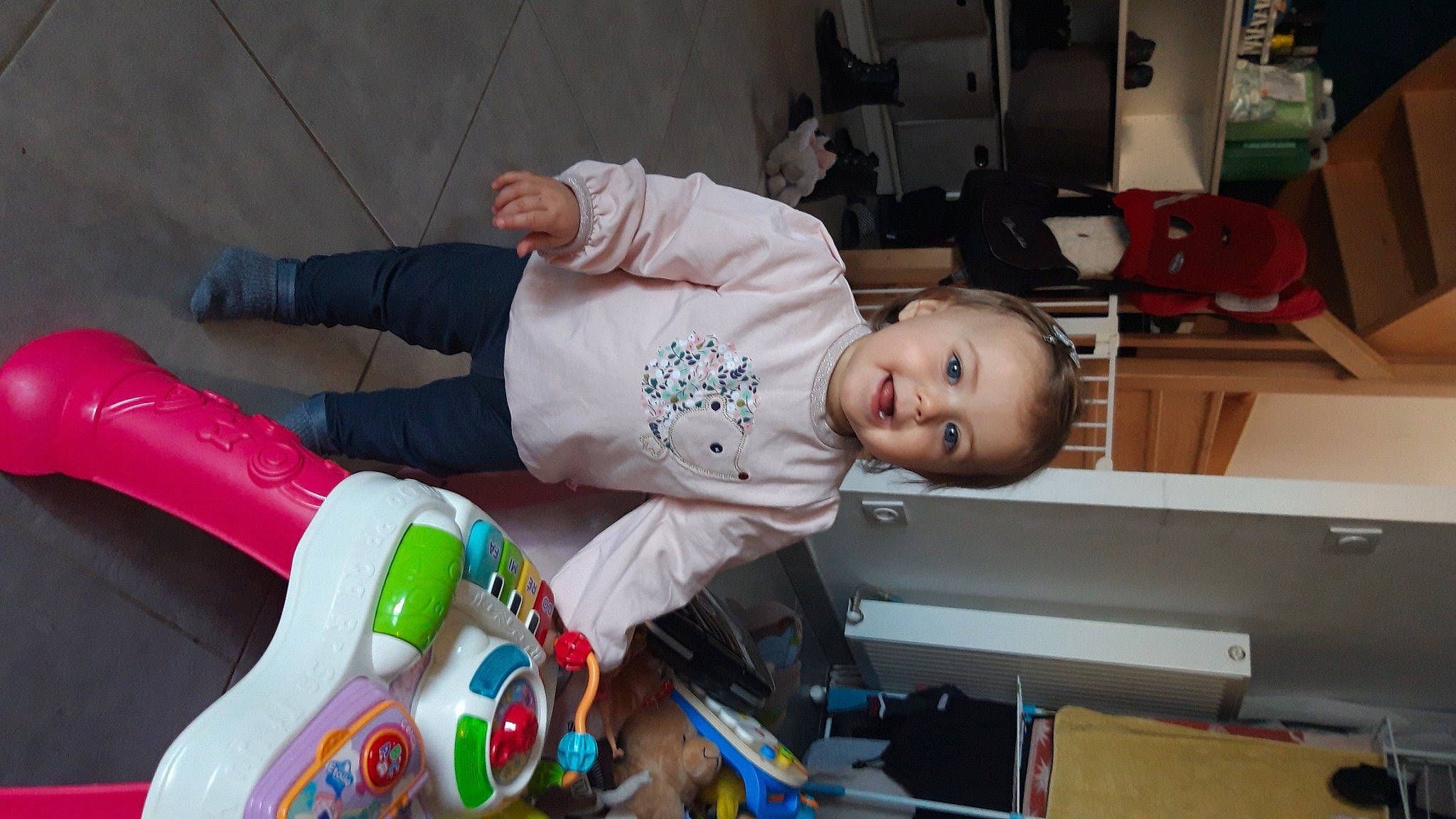 Alyanna a rejoint le concours — aidez-le/la à gagner de superbes lots ! baby, baby_products, baby_toddler_clothing, child, drawer, fun, machine, person, play, recreation, room, sitting, smile, t_shirt, toddler, toy, wood