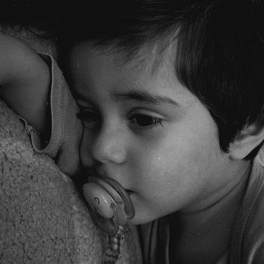 Devrane participe au concours pour gagner de l'argent avec cette photo : baby, black_and_white, blanket, calm, child, close_up, clothing, comfort, cute, face, hair, indoor, infant, pacifier, peaceful, portrait, resting, sleepy, soft_texture, young