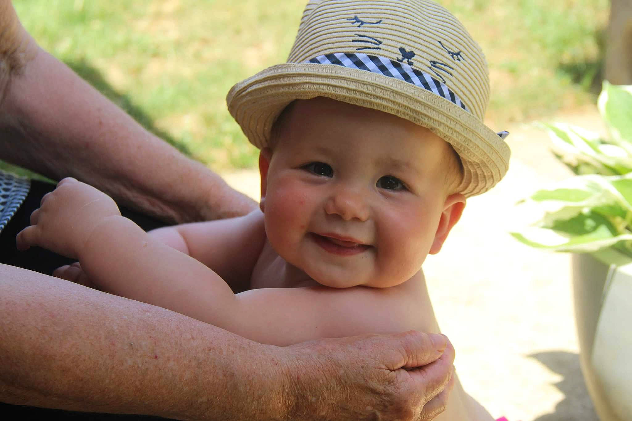 Evy a rejoint le concours — aidez-le/la à gagner de superbes lots ! baby, cap, child, eye, fedora, flowerpot, fun, gesture, grass, happy, hat, headwear, houseplant, joy, leisure, lip, people_in_nature, person, plant, smile