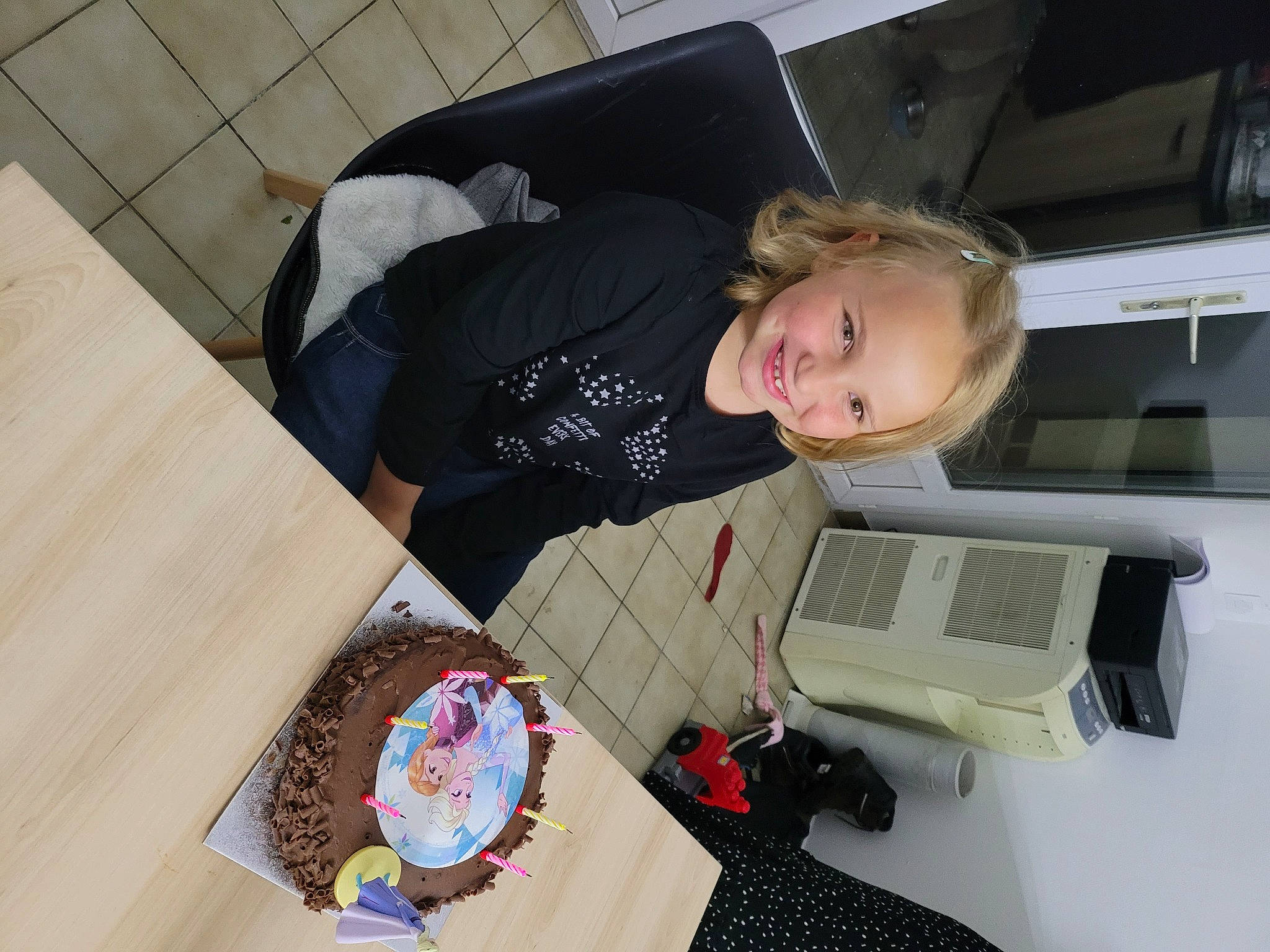 Sarah a rejoint le concours — aidez-le/la à gagner de superbes lots ! bag, child, comfort, flooring, fun, hardwood, home_appliance, joy, luggage_and_bags, machine, office_equipment, office_supplies, pattern, person, printer, room, sitting, smile, toddler, wood