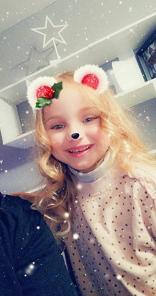 Sarah a rejoint le concours — aidez-le/la à gagner de superbes lots ! child, clothing, embellishment, event, eyebrow, eyelash, facial_expression, fashion_design, happy, hat, headband, headgear, headpiece, headwear, joy, lip, lipstick, outerwear, person, pink