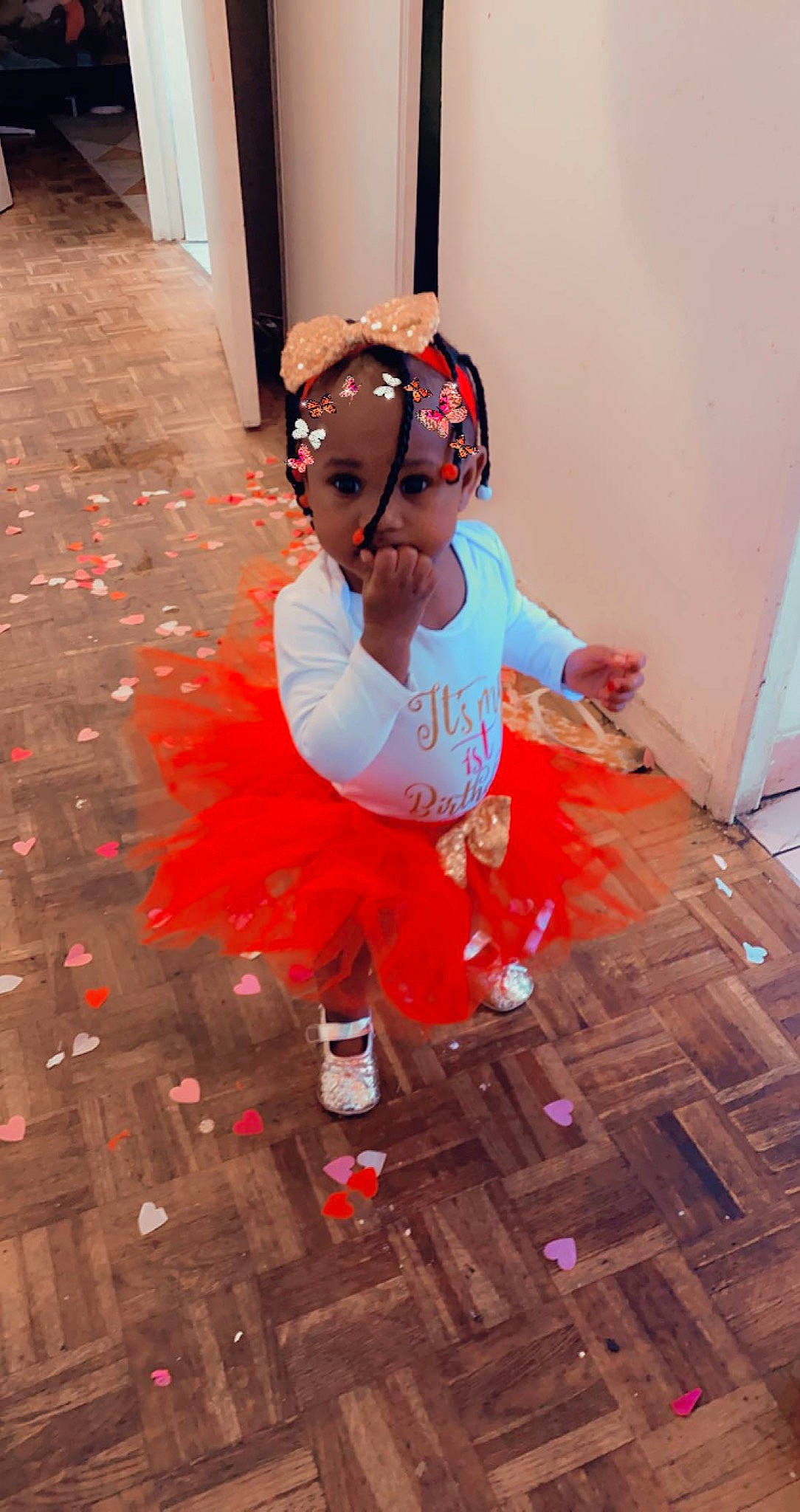 Awa participe au concours pour gagner de l'argent avec cette photo : baby, baby_toddler_clothing, carmine, child, costume, event, floor, flooring, fun, happy, human_leg, leisure, magenta, party_supply, pattern, person, personal_protective_equipment, pink, sandal, toddler