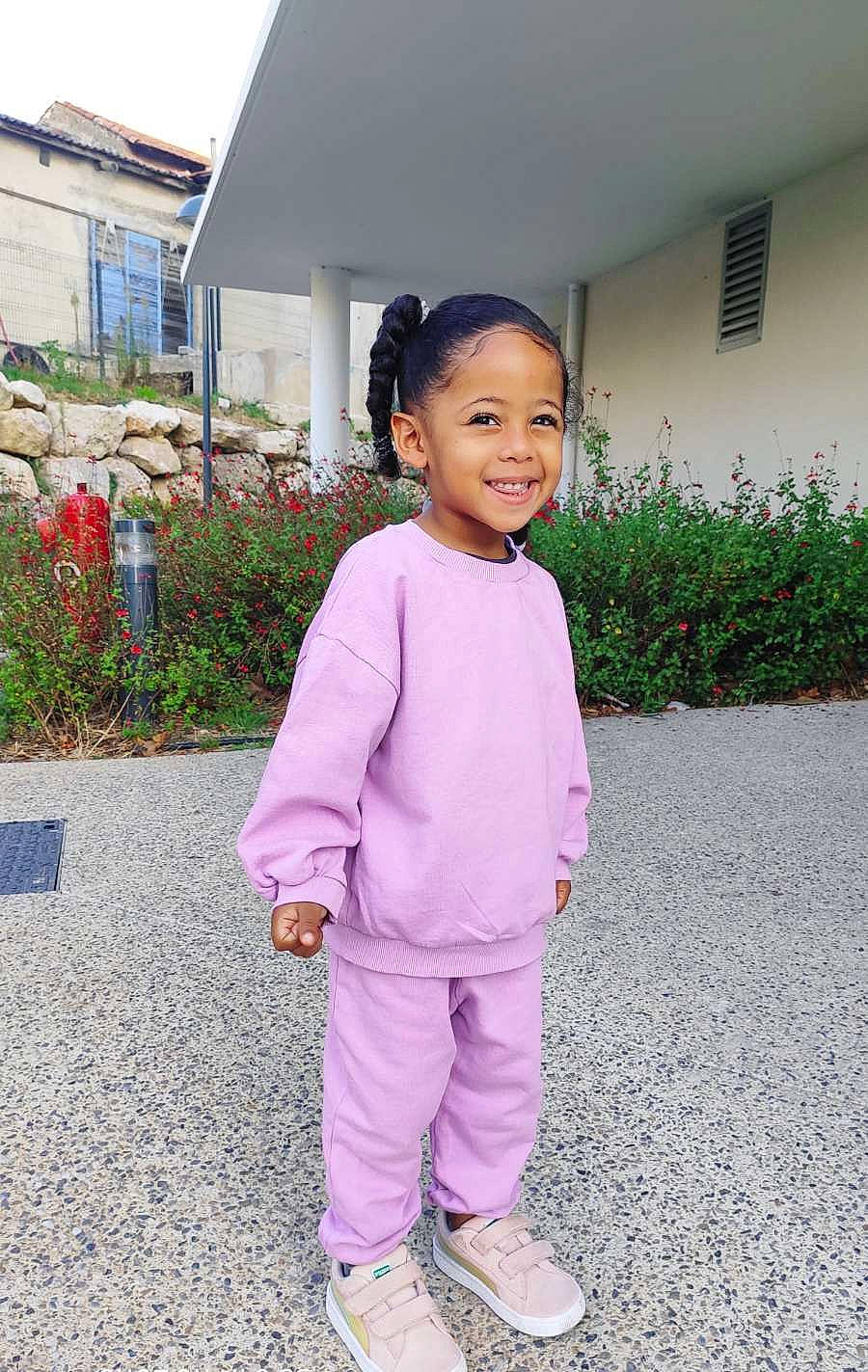 Ayline a rejoint le concours — aidez-le/la à gagner de superbes lots ! baby_toddler_clothing, building, child, door, face, fun, grass, happy, house, joy, leisure, magenta, person, pink, plant, sandal, shoe, sleeve, smile, sweatpant