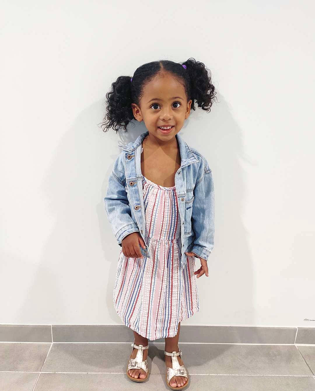 Ayline participe au concours pour gagner de l'argent avec cette photo : baby_toddler_clothing, child, clothing, day_dress, dress_shirt, fashion, fashion_design, footwear, happy, joint, joy, neck, outerwear, pattern, person, pink, shoulder, skin, sleeve, smile