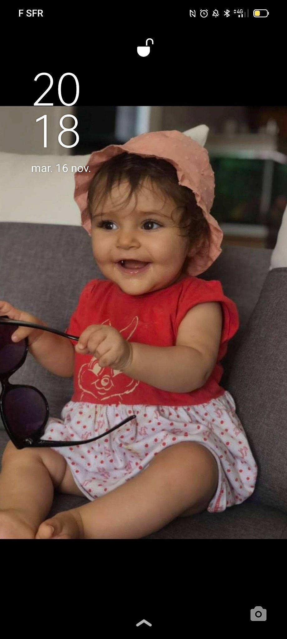 Siam participe au concours pour gagner de l'argent avec cette photo : baby_toddler_clothing, cheek, chin, eye, face, finger, hair, hand, happy, head, human, human_body, iris, joy, leg, lip, person, pink, skin, sleeve