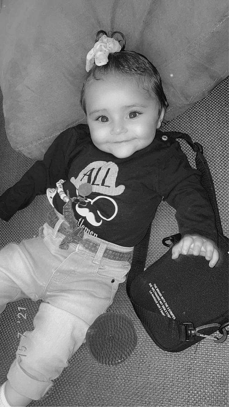 Siam participe au concours pour gagner de l'argent avec cette photo : baby_toddler_clothing, black, black_and_white, cheek, cool, eye, facial_expression, fashion, finger, flash_photography, happy, human, joy, mammal, organ, person, product, sleeve, smile, standing