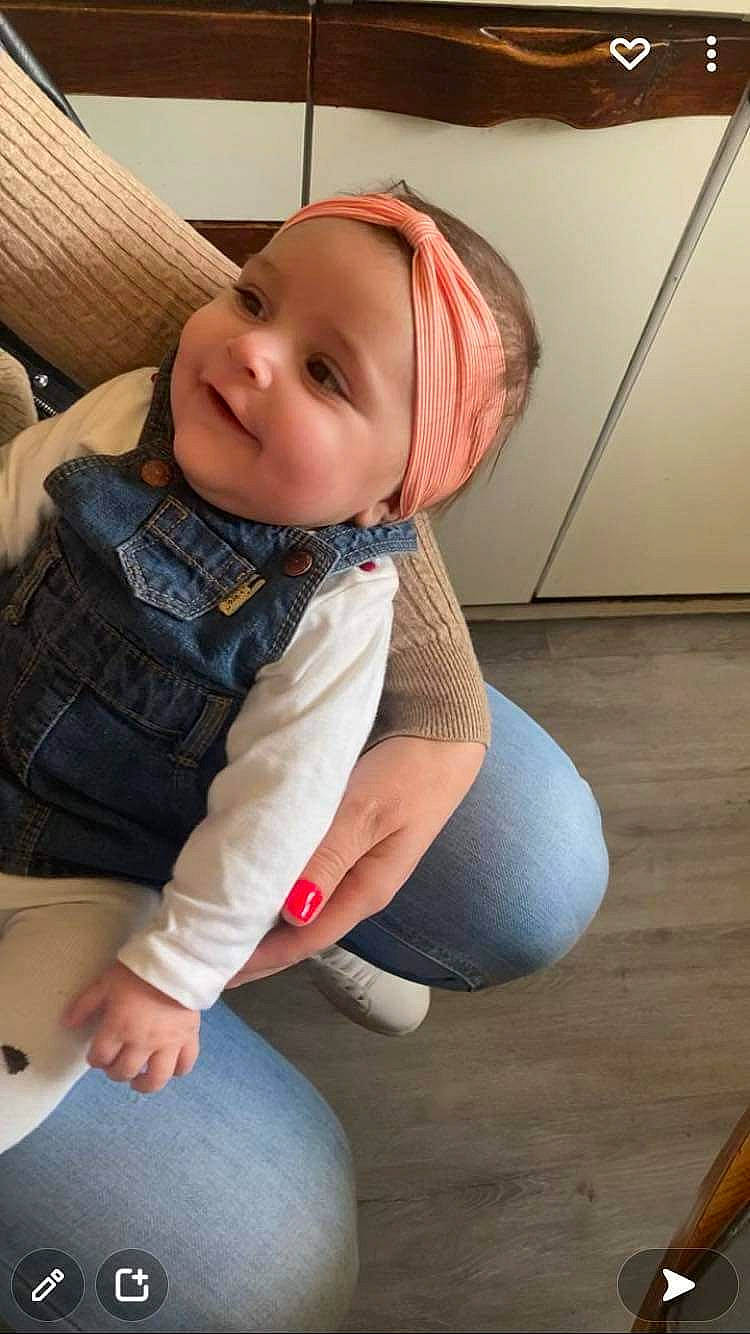 Siam a rejoint le concours — aidez-le/la à gagner de superbes lots ! baby, baby_toddler_clothing, cheek, child, comfort, eye, facial_expression, finger, head, headwear, human_body, joint, knee, leg, mouth, person, shoulder, skin, sleeve, smile