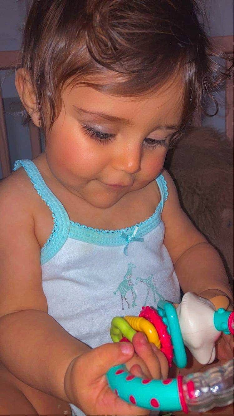 Siam participe au concours pour gagner de l'argent avec cette photo : arm, baby_toddler_clothing, cheek, ear, eyelash, face, finger, hairstyle, hand, happy, head, human_body, iris, mammal, mouth, nose, organ, person, skin, toy