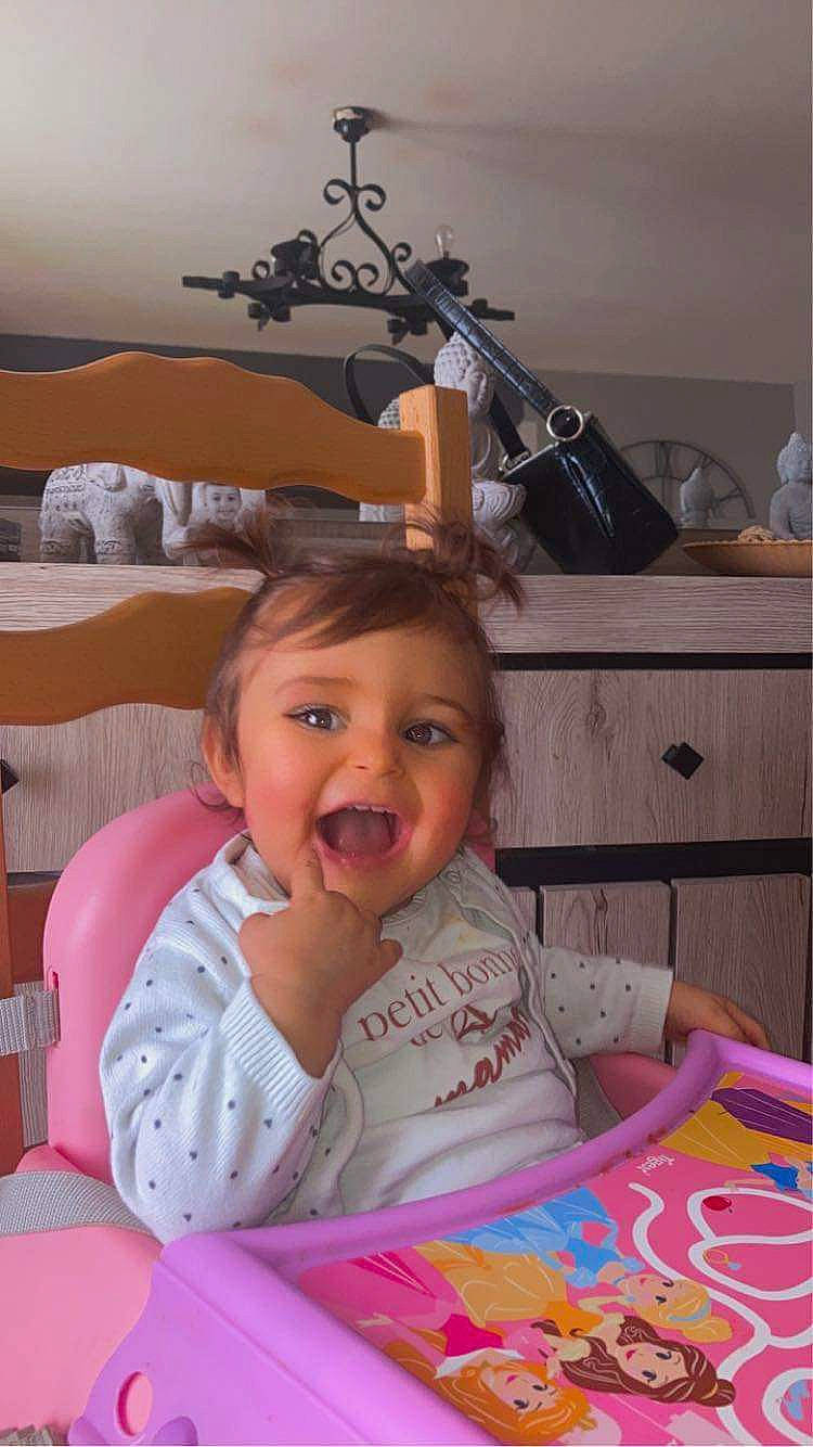 Siam a rejoint le concours — aidez-le/la à gagner de superbes lots ! baby, baby_toddler_clothing, cabinetry, chair, child, comfort, drawer, event, face, fun, happy, home_appliance, leisure, linens, person, pink, product, room, sitting, smile