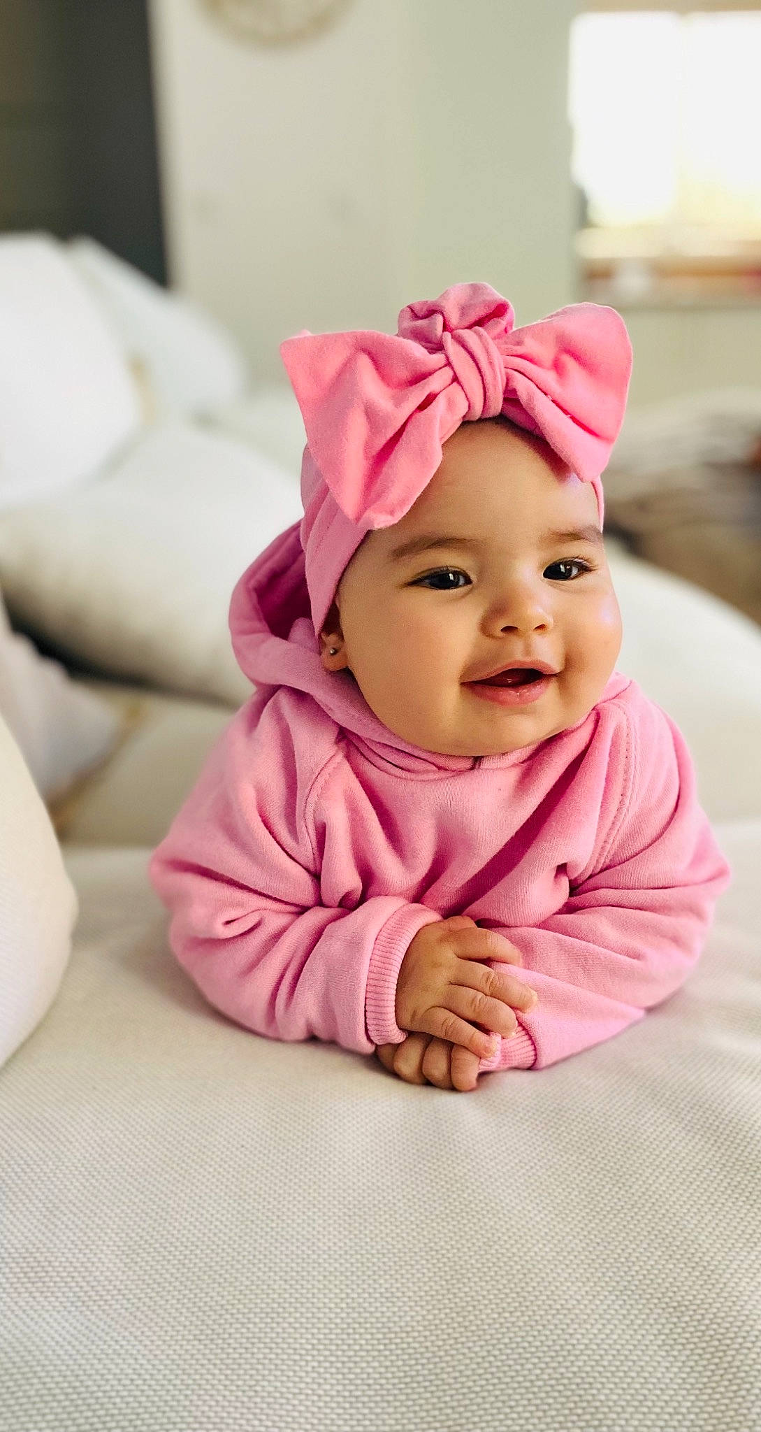 Eylem participe au concours pour gagner de l'argent avec cette photo : baby, baby_laughing, baby_toddler_clothing, cap, cheek, chin, comfort, eye, face, fun, happy, head, headgear, headwear, joy, lip, magenta, person, pink, skin