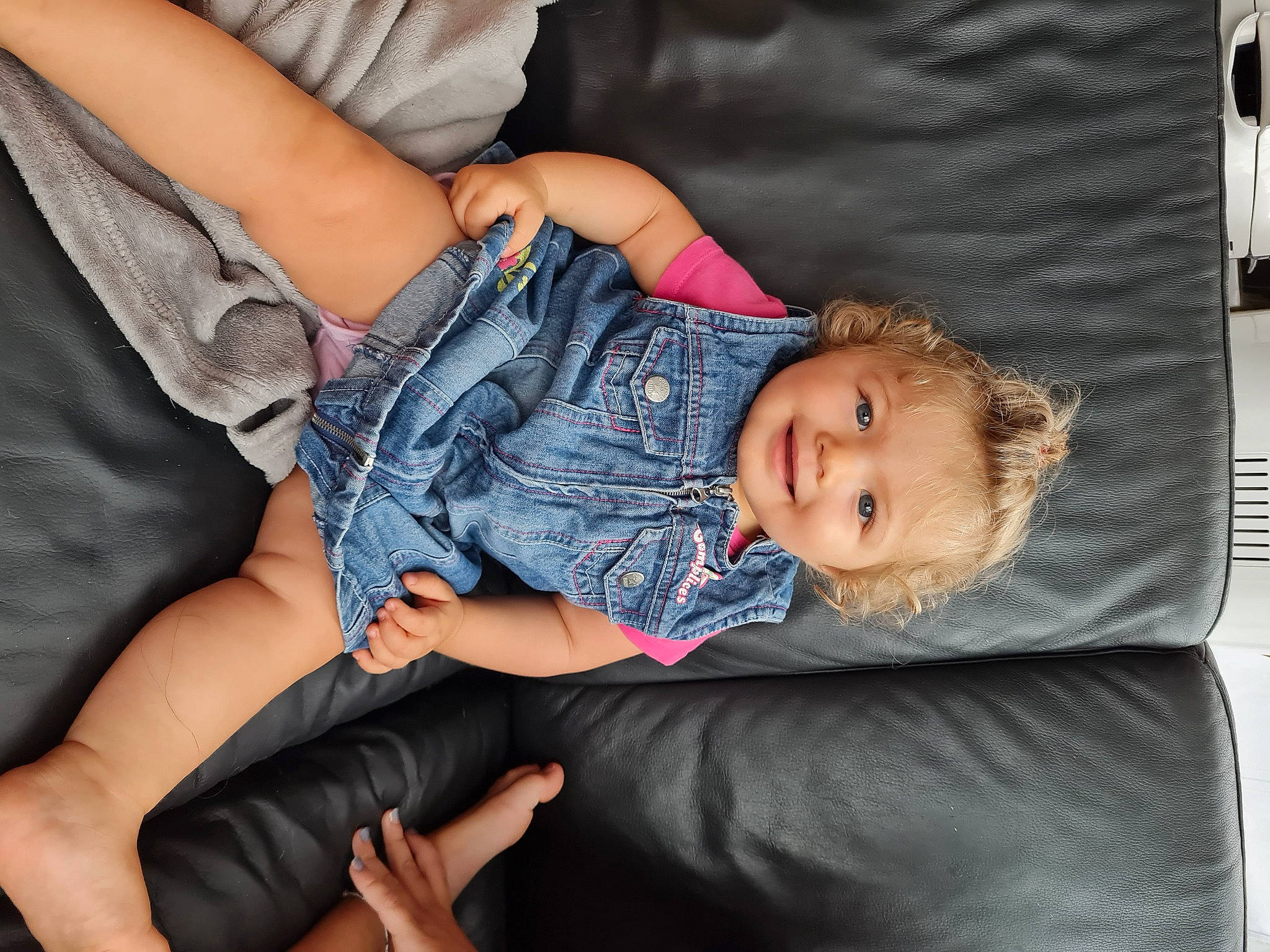 Alicia participe au concours pour gagner de l'argent avec cette photo : abdomen, baby, baby_toddler_clothing, cheek, child, comfort, couch, elbow, fashion, finger, gesture, joint, joy, lap, leg, organ, person, skin, textile, thigh