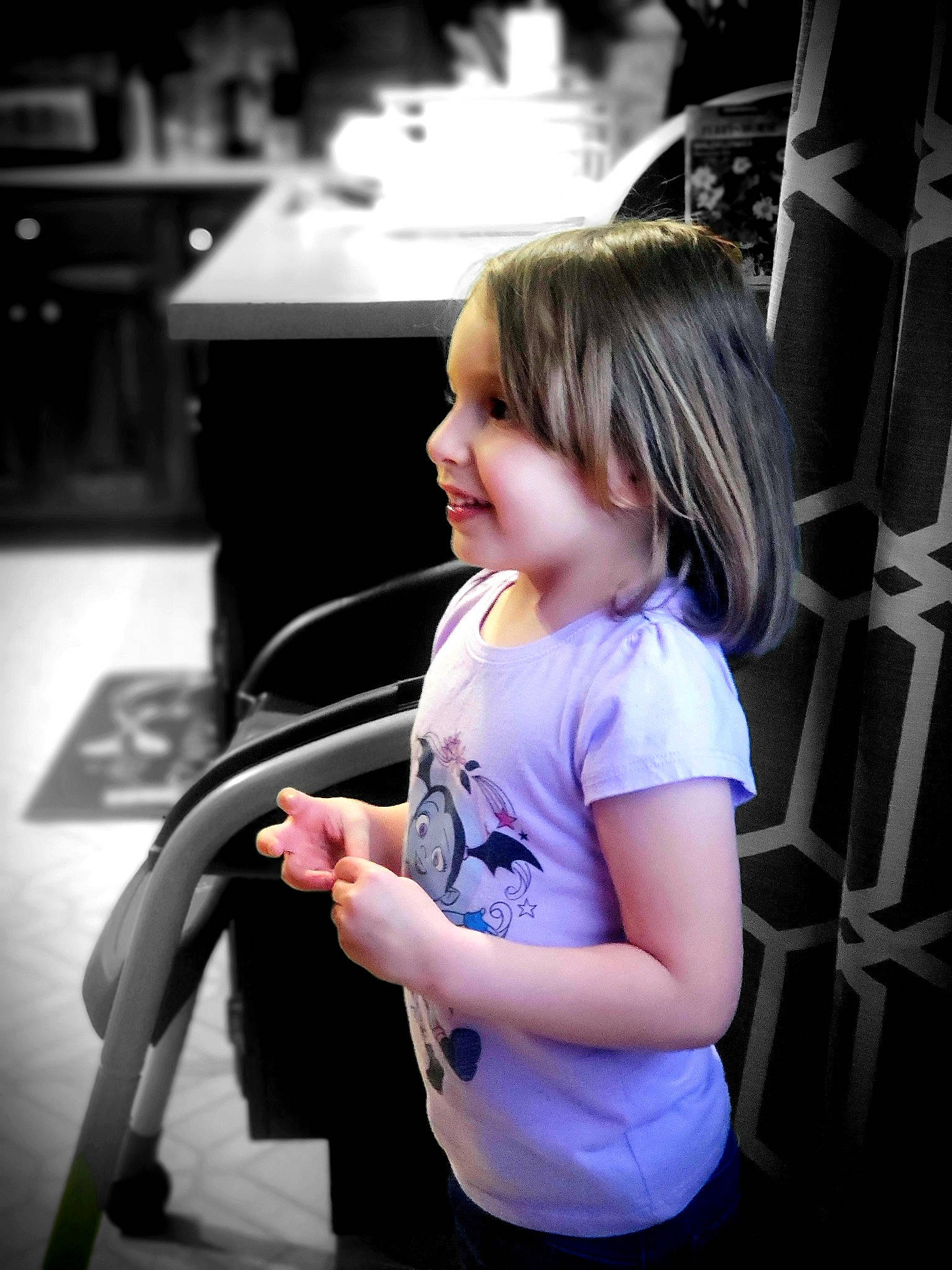 Alexia is registered to the contest to win money with this photo: baby, blond, blurred, child, ear, hand, joy, person, photography, play, shoulder, snapshot, toddler, under_exposed, vacation