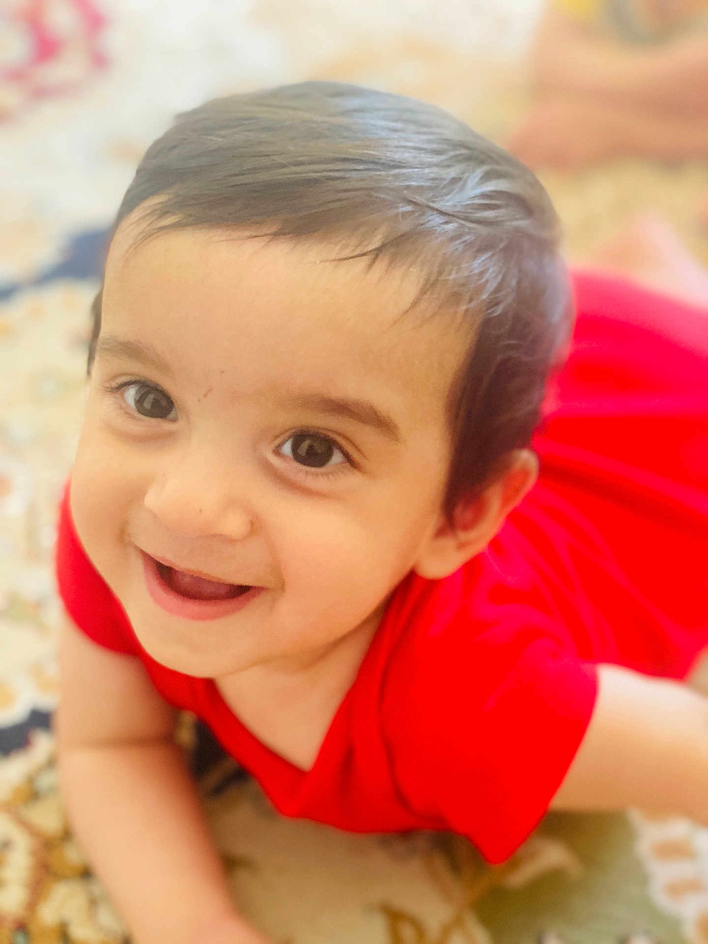 Rayan a rejoint le concours — aidez-le/la à gagner de superbes lots ! toddler, child, smiling, red_clothing, face, eyes, hair, carpet, indoor, happy, cute, baby, portrait, closeup, person, skin, expression, cheerful, infant, crawling