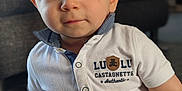 Nino participe au concours pour gagner de l'argent avec cette photo : architecture, boy, building, child, clothing, couch, face, furniture, head, indoors, jeans, male, pants, person, photography, portrait, shirt, shorts, sitting, t_shirt