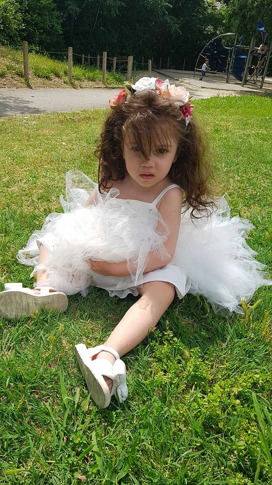 Dima participe au concours pour gagner de l'argent avec cette photo : bridal_accessory, bridal_clothing, dress, event, fun, grass, hair, hairstyle, happy, headband, headpiece, jewellery, lawn, long_hair, person, petal, pink, plant, sandal, toddler