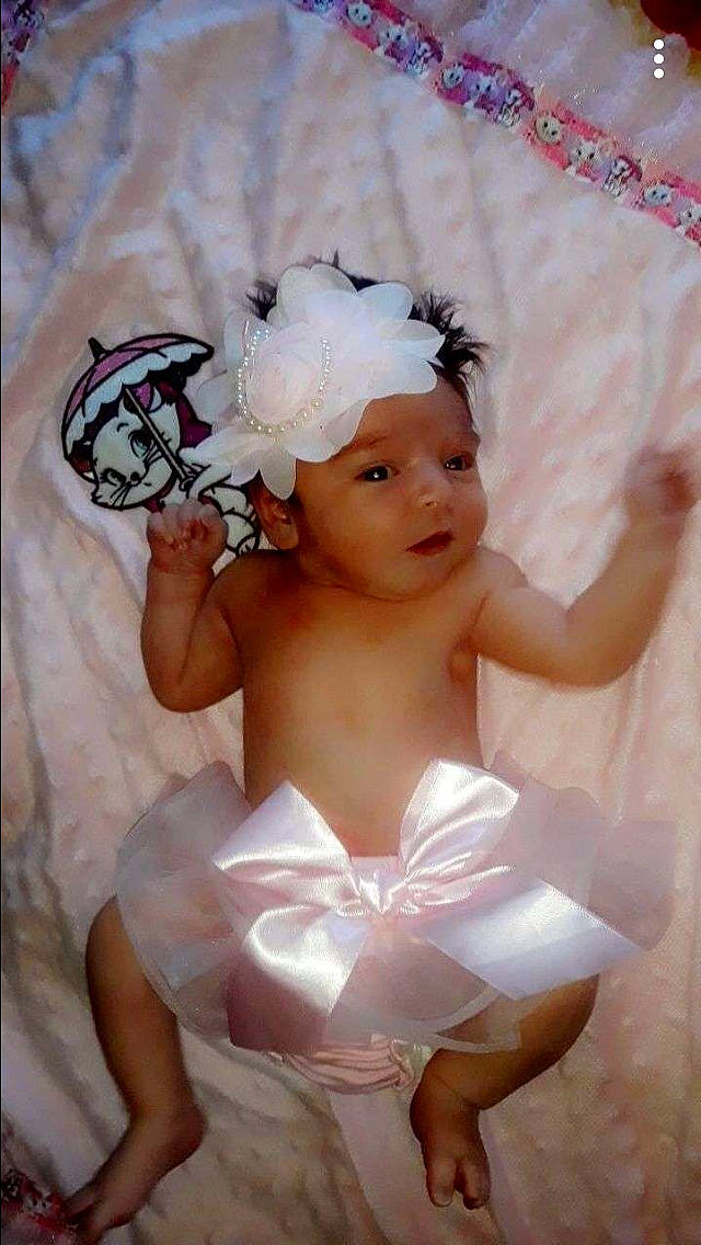 Summer participe au concours pour gagner de l'argent avec cette photo : child, costume, costume_accessory, fashion_accessory, hair_accessory, headgear, headpiece, headwear, person