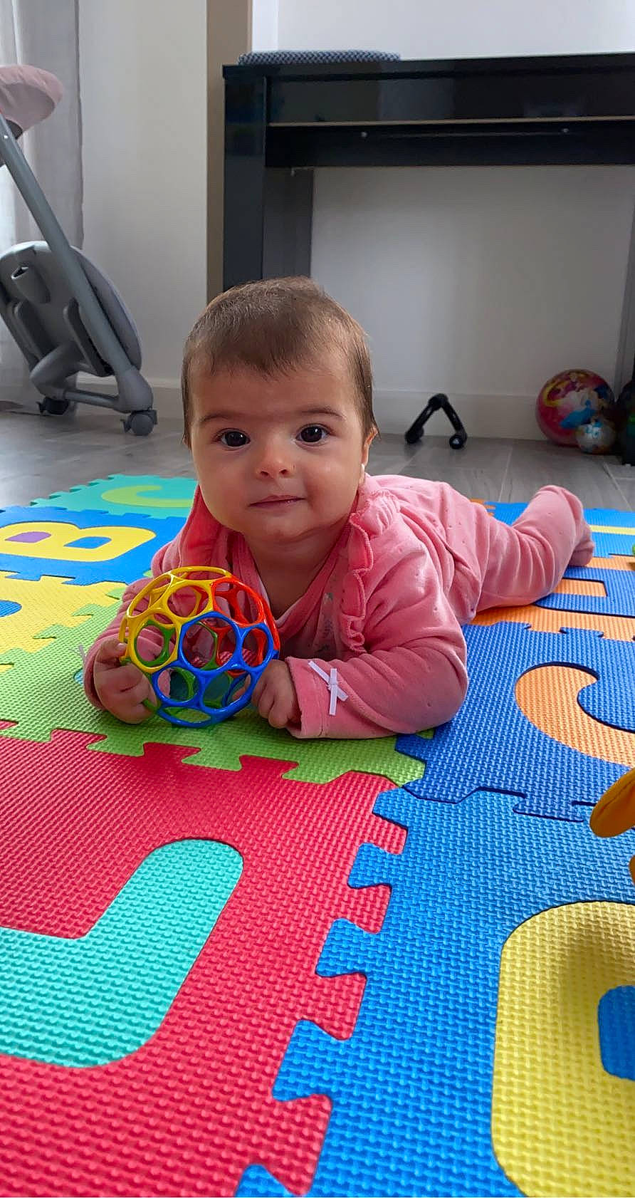 Clara participe au concours pour gagner de l'argent avec cette photo : art, baby, baby_products, baby_toddler_clothing, carpet, cheek, child, crawling, floor, flooring, fun, pattern, person, play, playmat, sitting, skin, smile, toddler, tummy_time