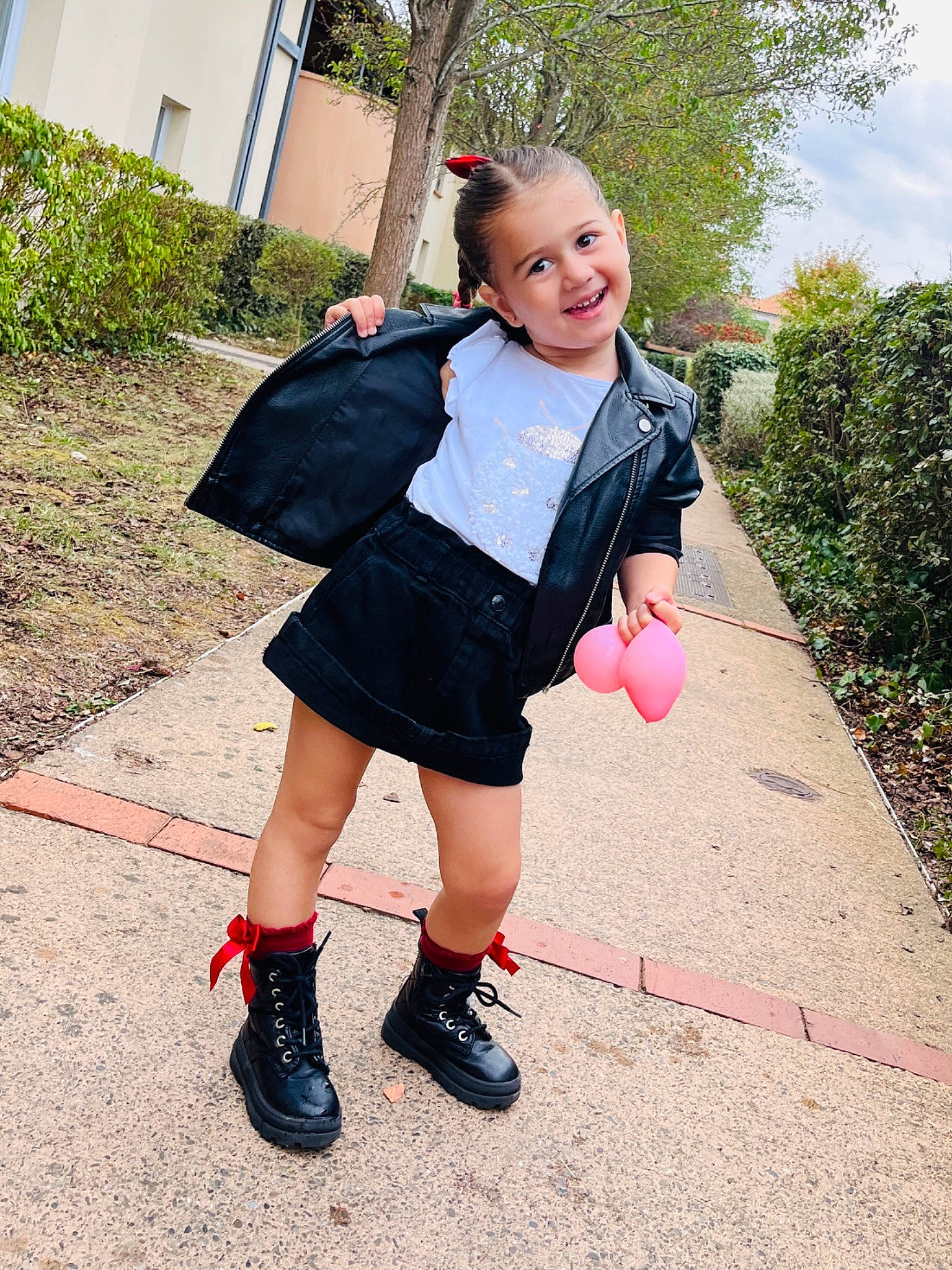 Eva participe au concours pour gagner de l'argent avec cette photo : asphalt, denim, electric_blue, eyewear, footwear, grass, happy, human_leg, jewellery, joy, knee, pattern, person, plant, shoe, sleeve, smile, sneakers, thigh, tree