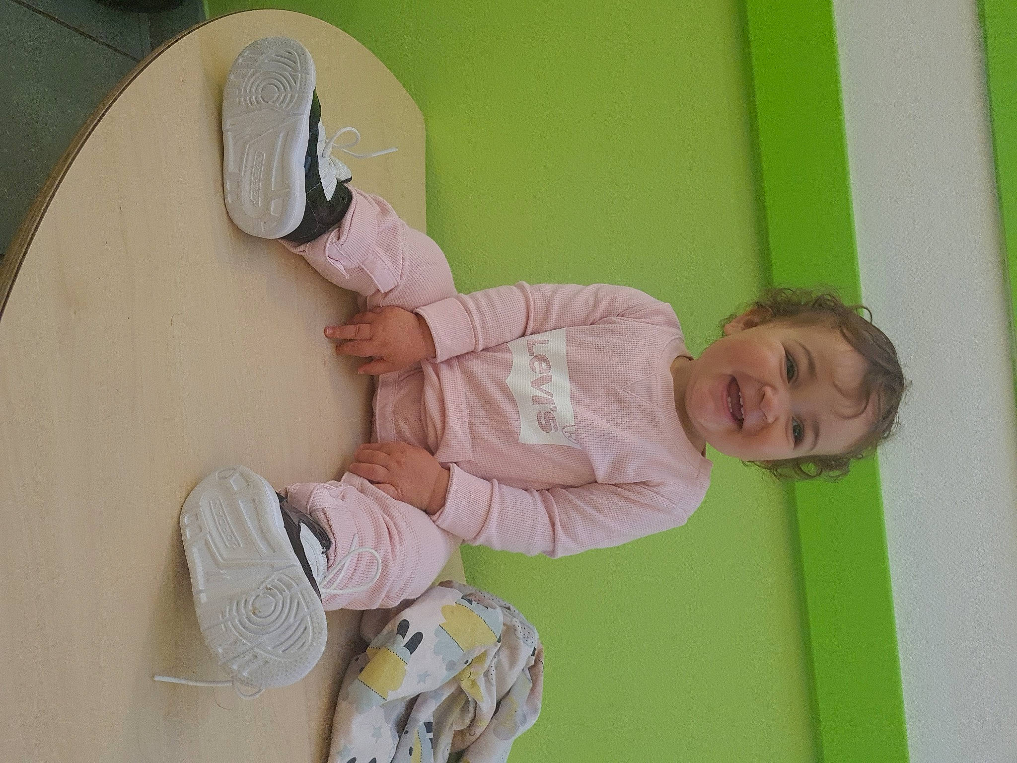 Mila a rejoint le concours — aidez-le/la à gagner de superbes lots ! baby, baby_products, baby_toddler_clothing, child, circle, comfort, fun, happy, joint, joy, outdoor_shoe, person, room, sitting, sleeve, smile, sneakers, sock, toddler, wood