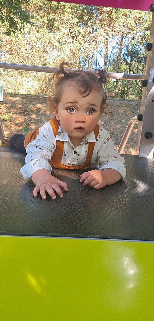 Mila a rejoint le concours — aidez-le/la à gagner de superbes lots ! baby, child, flooring, fun, grass, happy, leisure, outdoor_play_equipment, person, plant, play, playground, recreation, road_surface, sitting, skin, surprise, swing, toddler, tree