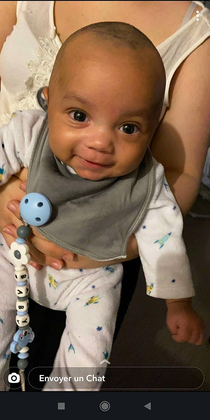 Noah Alban a rejoint le concours — aidez-le/la à gagner de superbes lots ! baby, baby_toddler_clothing, cheek, child, comfort, eye, finger, gesture, hand, happy, joint, mammal, nose, organ, person, skin, sleeve, smile, standing, toddler