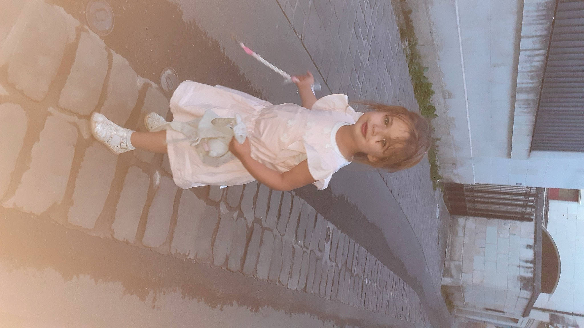 Zélia a rejoint le concours — aidez-le/la à gagner de superbes lots ! ceiling, dress, elbow, gesture, human_body, human_leg, joy, person, plaster, room, thigh, wall, window, wood, wrist