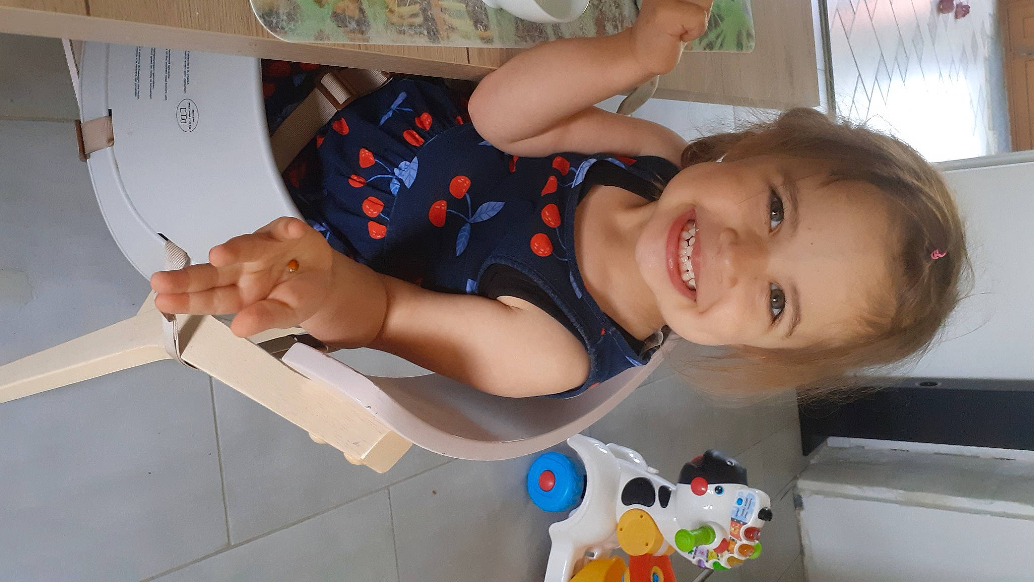 Zélia a rejoint le concours — aidez-le/la à gagner de superbes lots ! baby, baby_laughing, baby_products, baby_toddler_clothing, child, elbow, fun, happy, joy, leg, leisure, mouth, person, play, product, room, smile, t_shirt, thigh, thumb