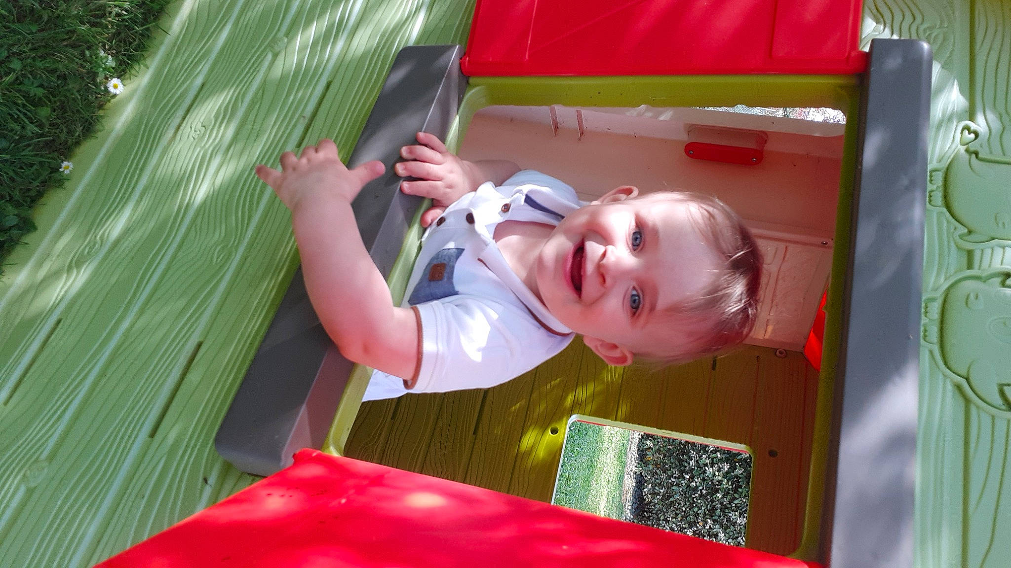 Rafaël participe au concours pour gagner de l'argent avec cette photo : baby, baby_products, baby_toddler_clothing, child, facial_expression, fun, grass, green, happy, joy, leaf, leisure, outdoor_play_equipment, person, play, recreation, red, shade, smile, snapshot